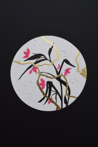 Kintsugi charger with flower decoration